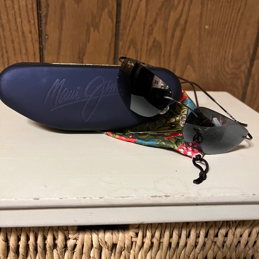 Like new Maui Jim men’s sunglasses, clean no scratches.  Very little wear.